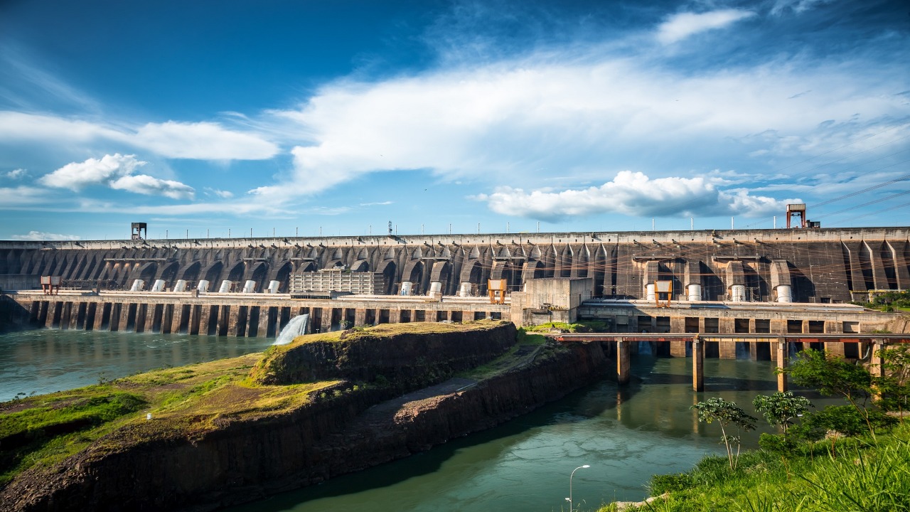 Debido a bajante del río Paraná, Itaipu opera con 14 a 18 unidades generadoras
