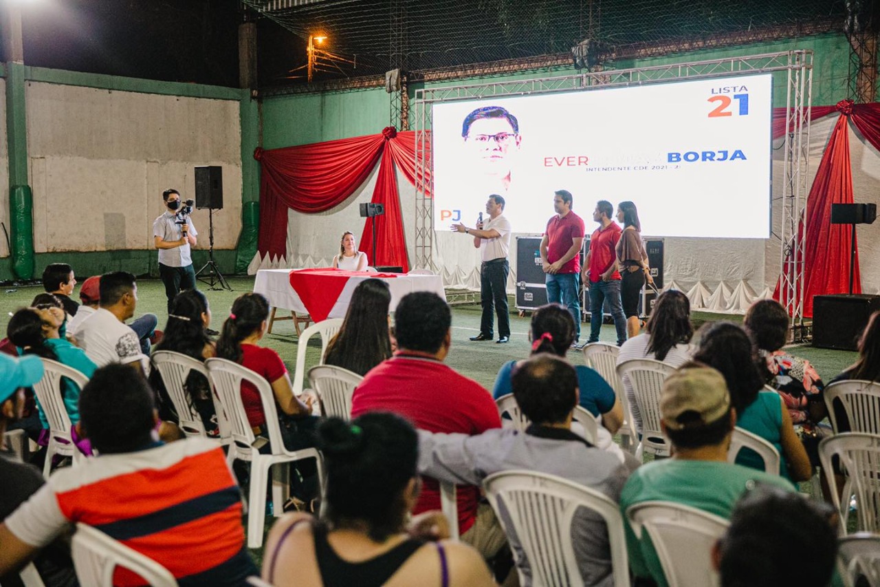 Cansados de sus dirigentes, jóvenes colorados vuelcan su apoyo a Rojas Borja