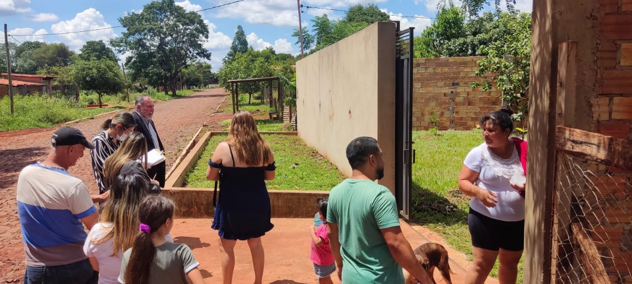 Adjudican un terreno de 5.000 m2 a una jubilada de Itaipu con 12 familias adentro