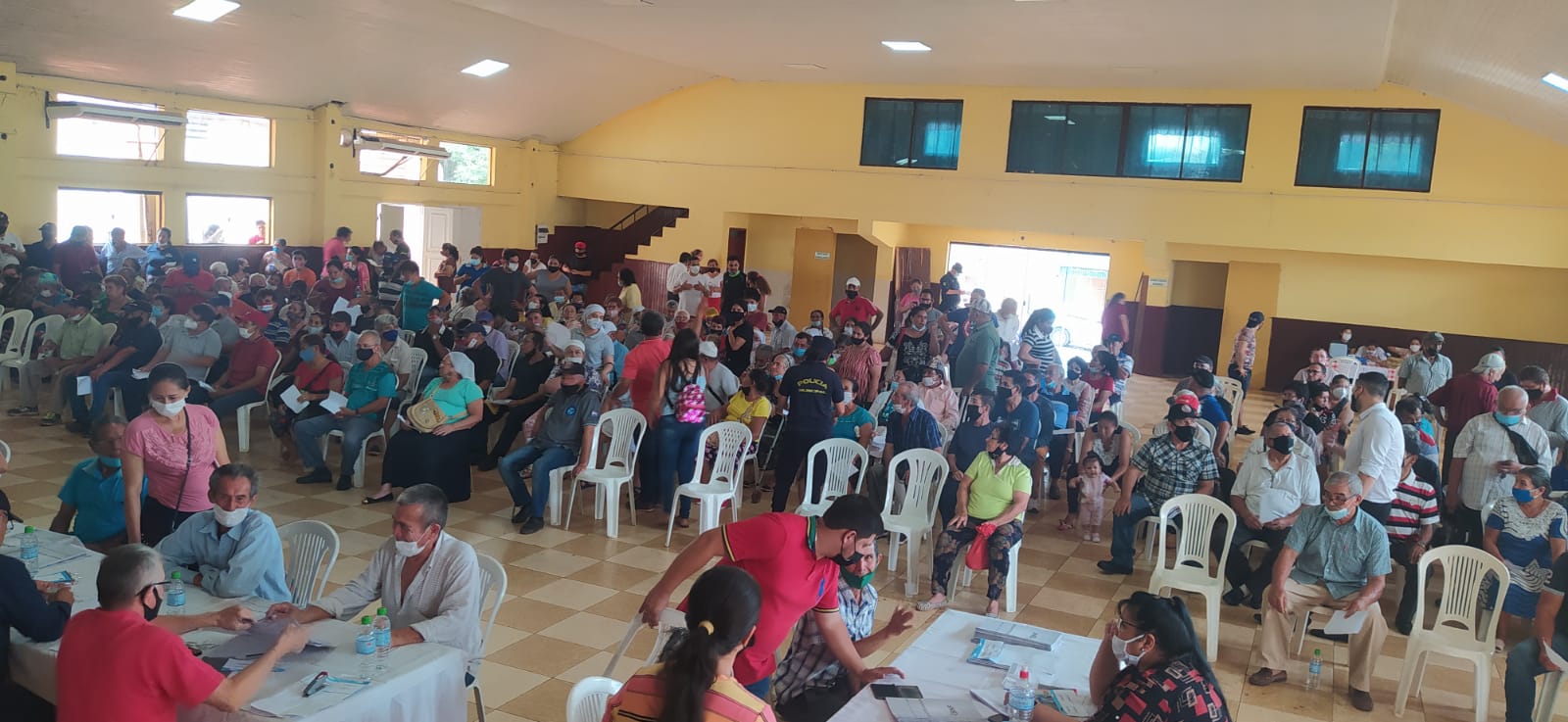 Tremenda desorganización de funcionarios municipales expone salud de abuelitos