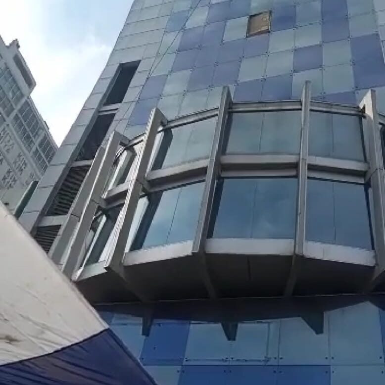 Temen que shopping mal construido caiga sobre mesiteros instalados en la avenida San Blas de CDE
