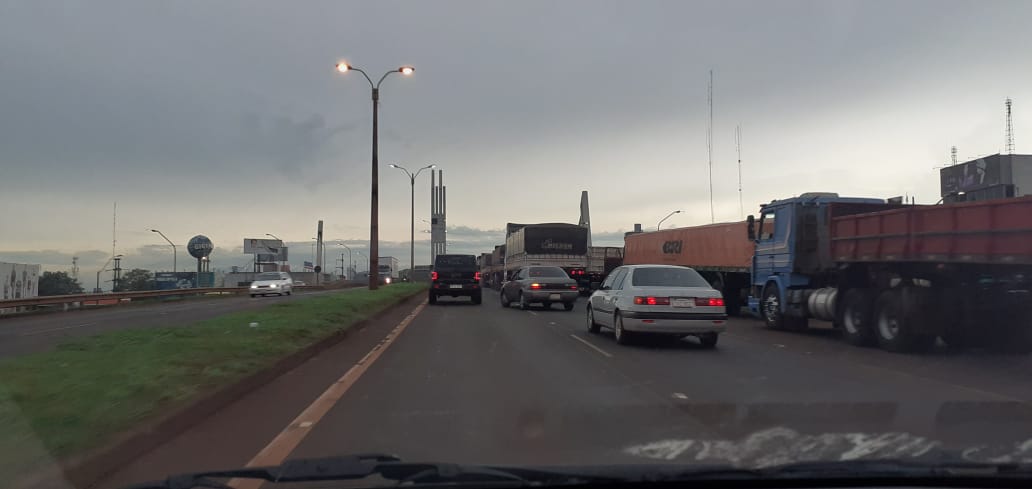 Doble fila de camiones vuelve a causar caos desde el km 4 hasta el km 3,5