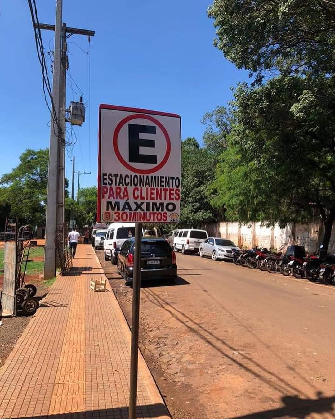 Inadaptados incumplen señales de tránsito en mercado de abasto