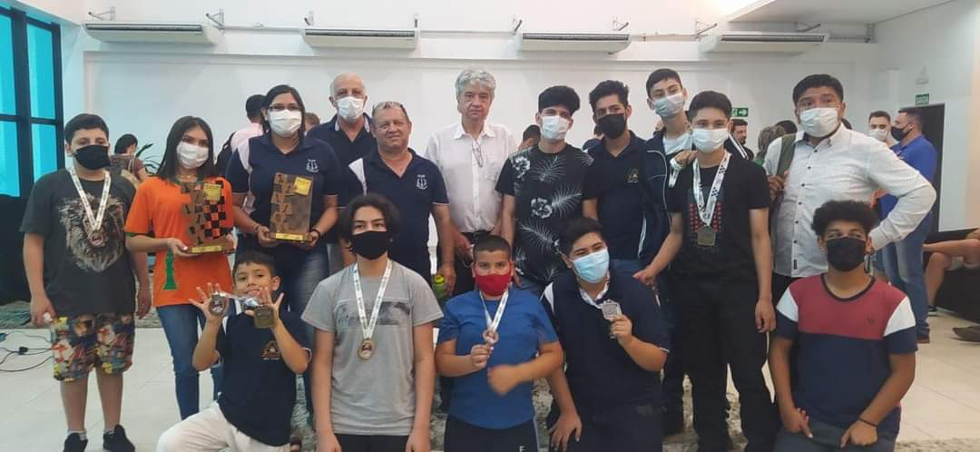 Ajedrecistas de la UNE sobresalen en torneo internacional en Cascavel