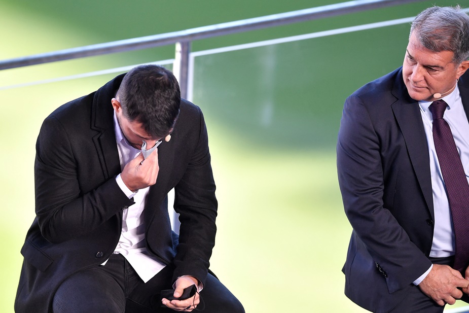 “He decidido dejar de jugar al fútbol profesional”, anunció el ‘Kun’ Agüero entre lágrimas