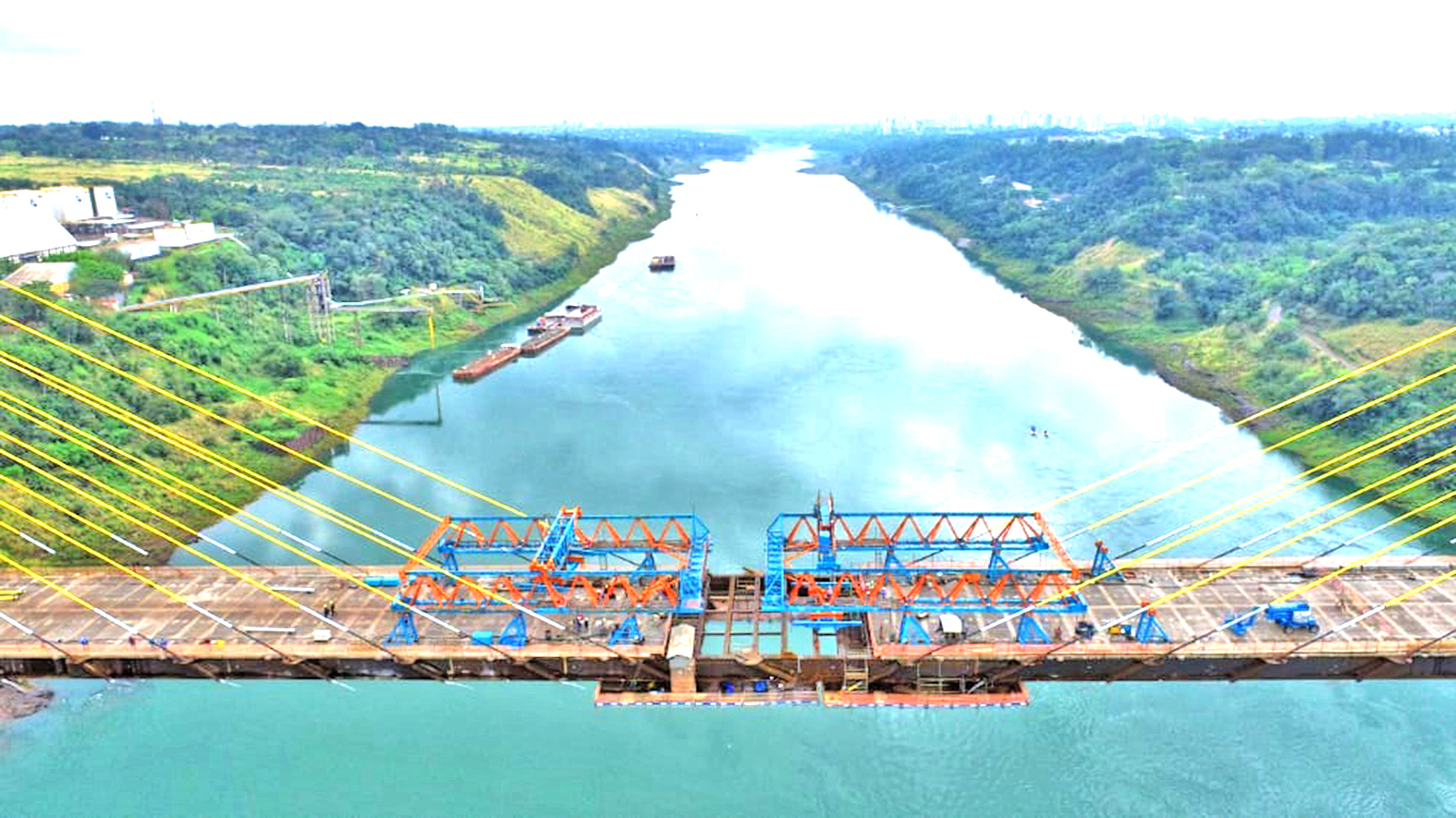 Dovela de unas 20 toneladas une extremos del Puente de la Integración