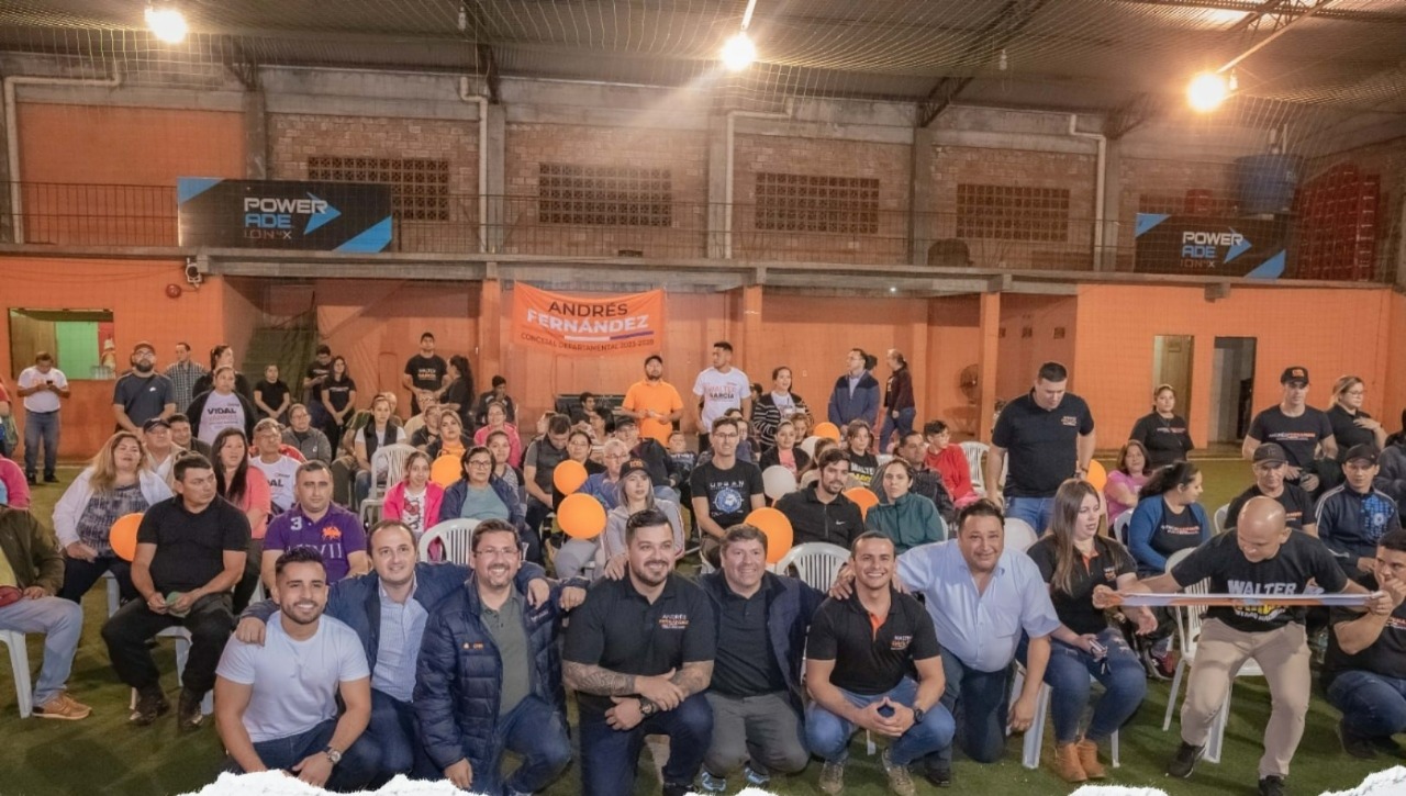 Dani Mujica presentó sus propuestas a pobladores del barrio Santa Ana