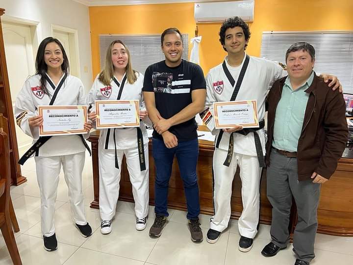 Distinguen a deportistas que participaron en competencia internacional de taekwondo