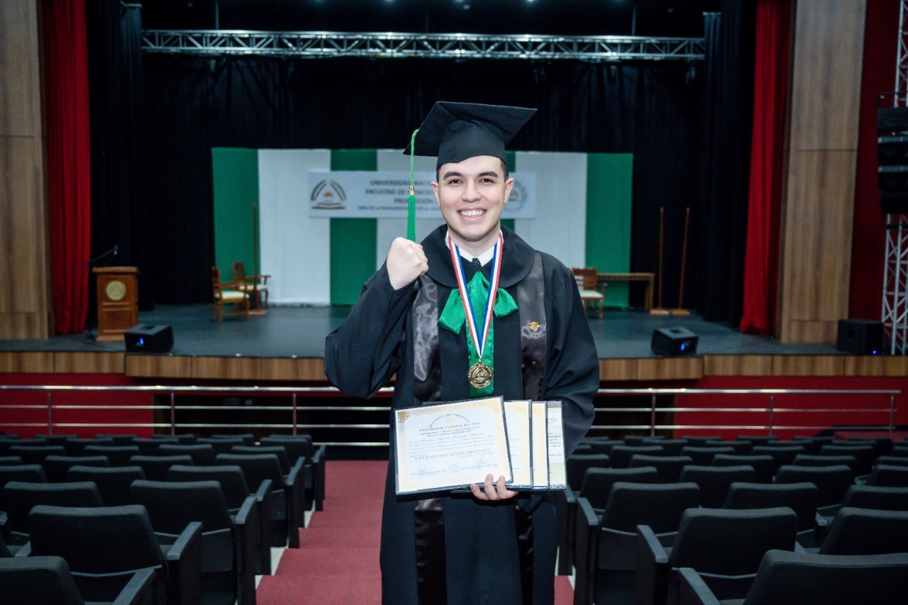 Joven esteño se gradúa de economista con 5 absoluto