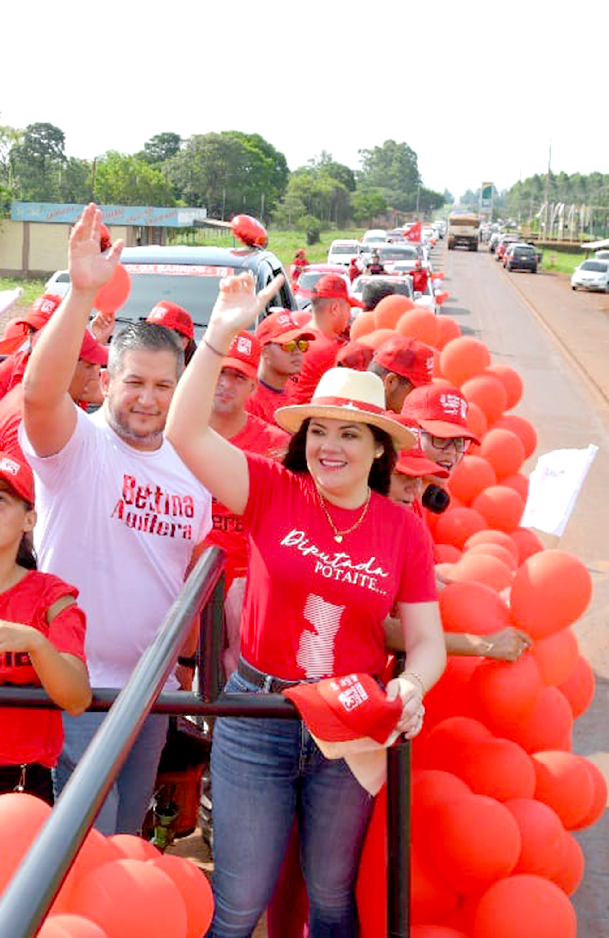 Bettina Aguilera muestra su fuerza electoral con arrasadora caravana