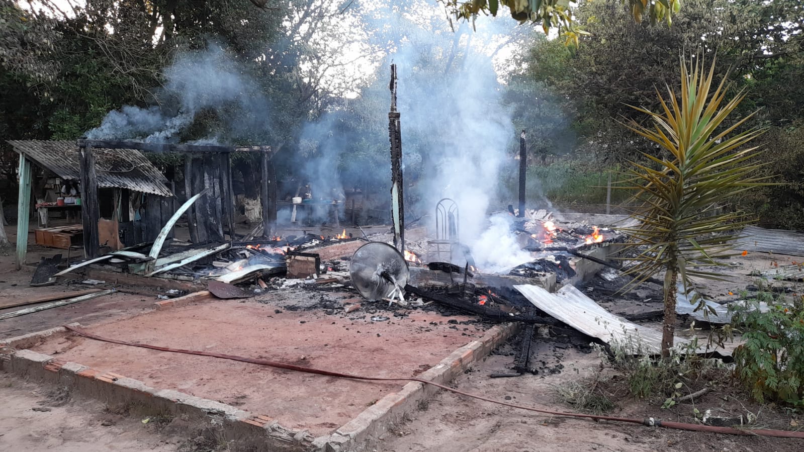 Incendio consumió completamente una casa y dejó cállepe a sexagenaria