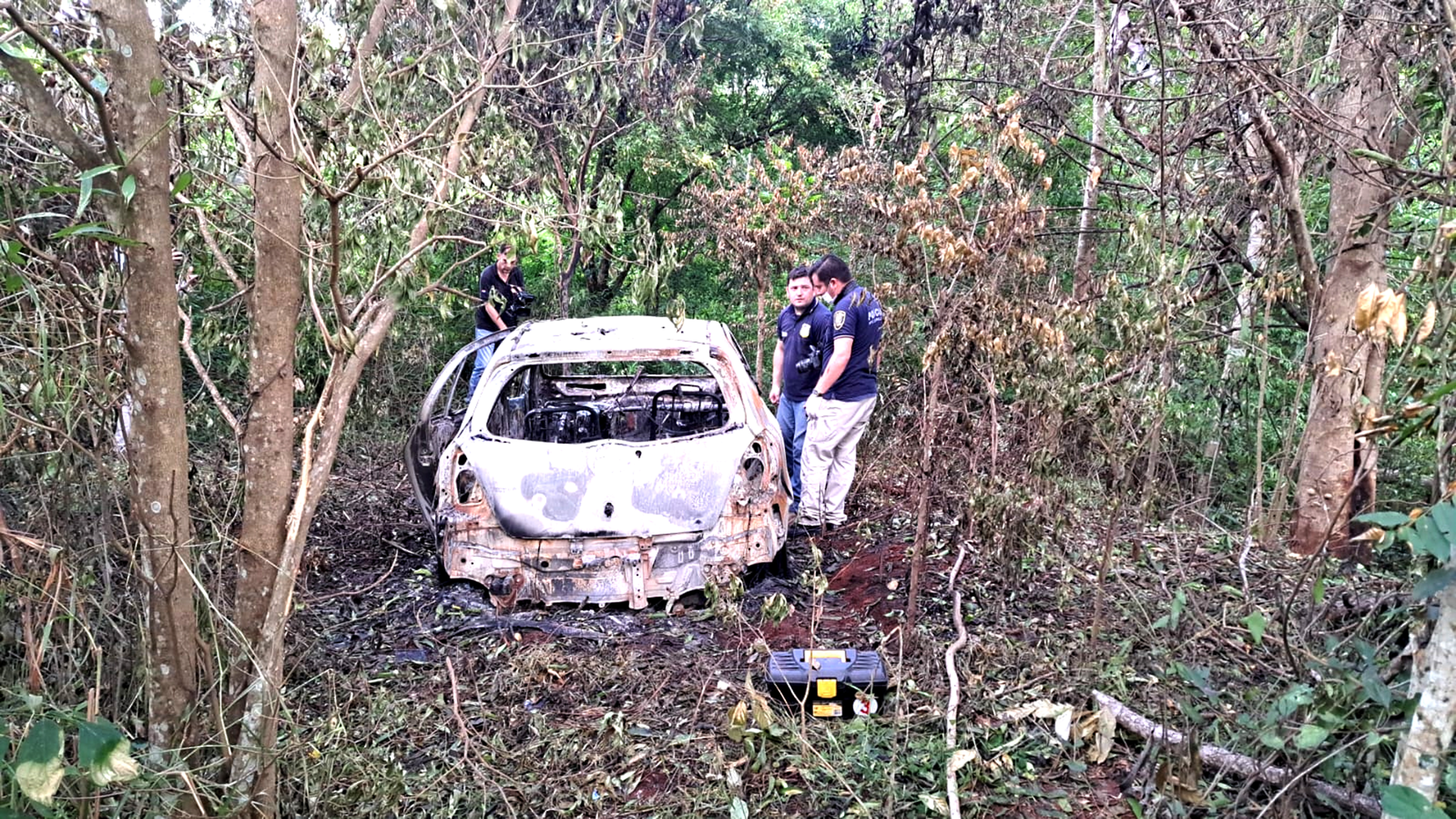 Hallan totalmente incinerado automóvil de joven asesinado