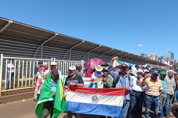 Sigue lucha de exobreros de Itaipu por cobro de beneficios laborales