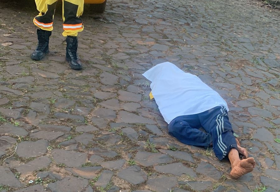 Indigente cae muerto en plena calle