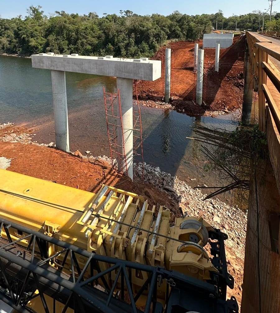 Construcción de puente sobre el río Yguazú con 50% de avance