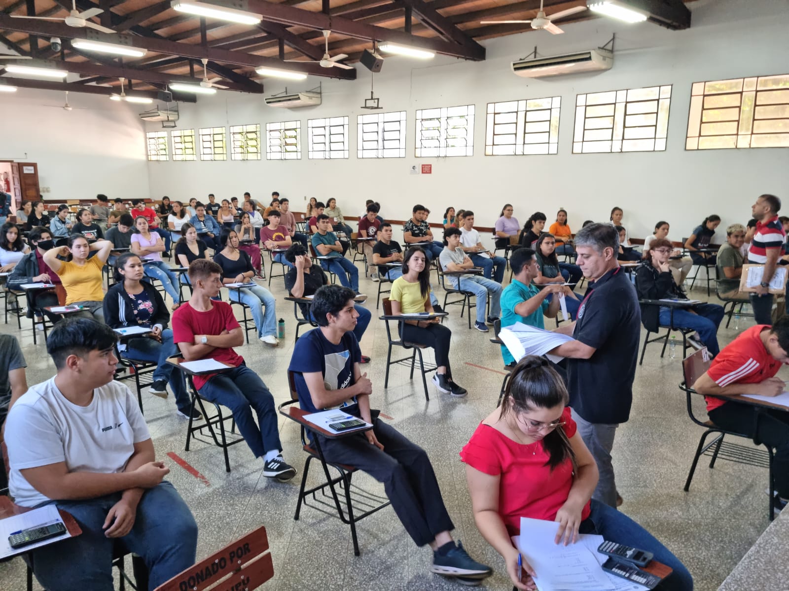 Exhortan a jóvenes a aprovechar el ofrecimiento de 5.000 becas de estudios
