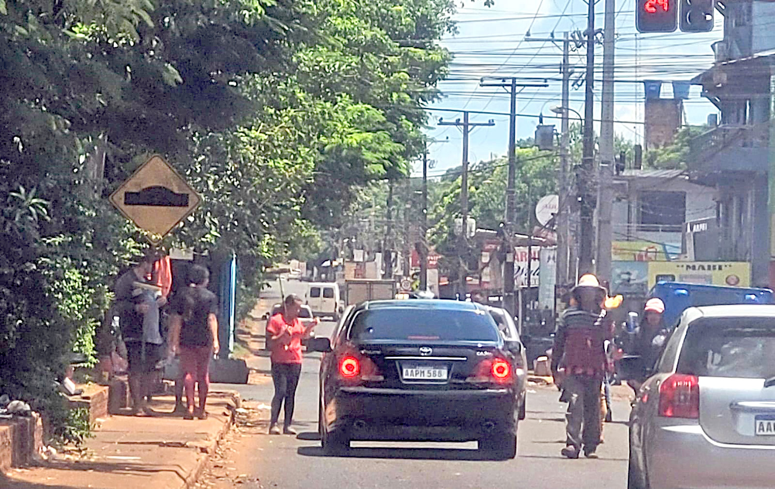 Conductores denuncian a limpiadores de vidrios violentos en el nudo del km 7