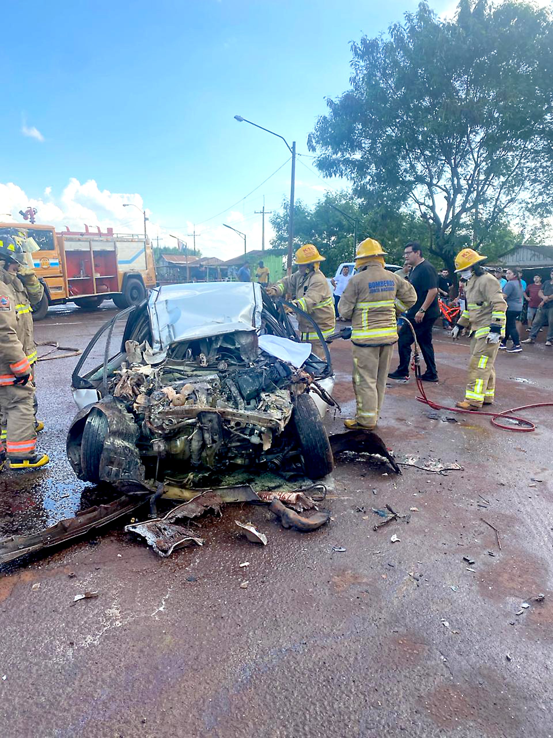 Brasileño muere al estrellarse con su auto contra la parte trasera de un tracto-camión