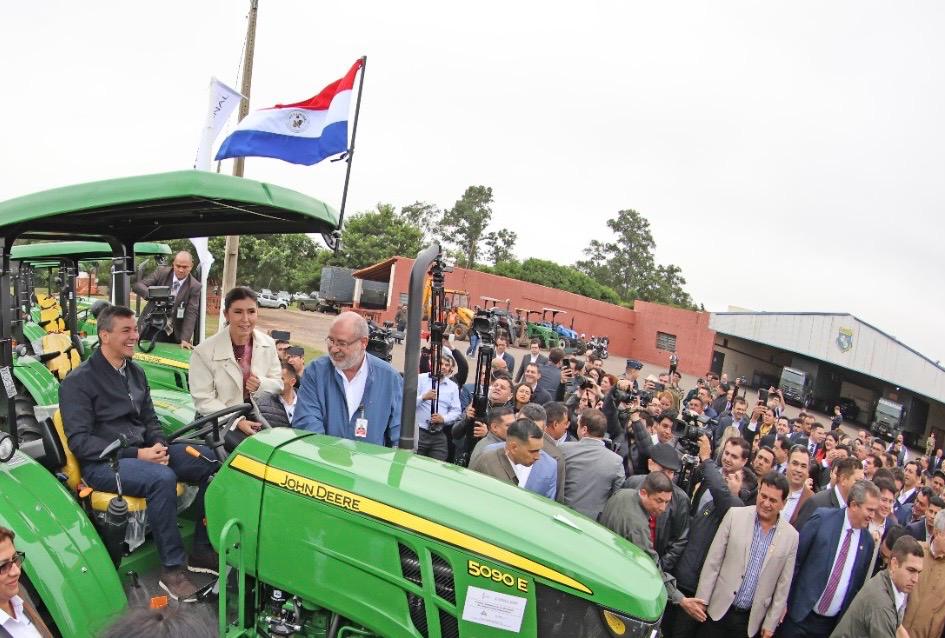 Gobernaciones de 17 departamentos reciben maquinarias viales y agrícolas a través de Itaipu