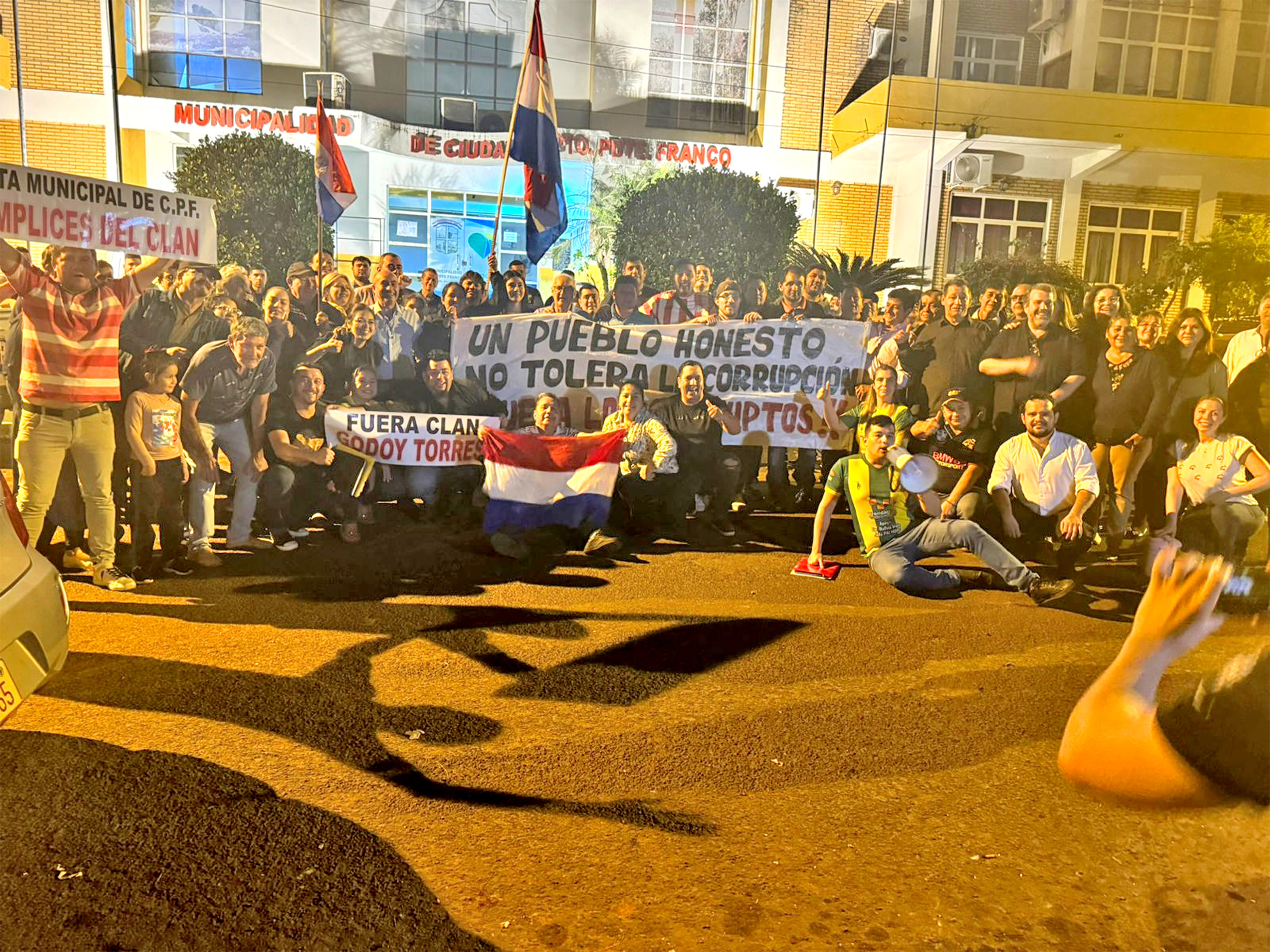 Con grito de “fuera clan Godoy-Torres”, franqueños repudian corrupción