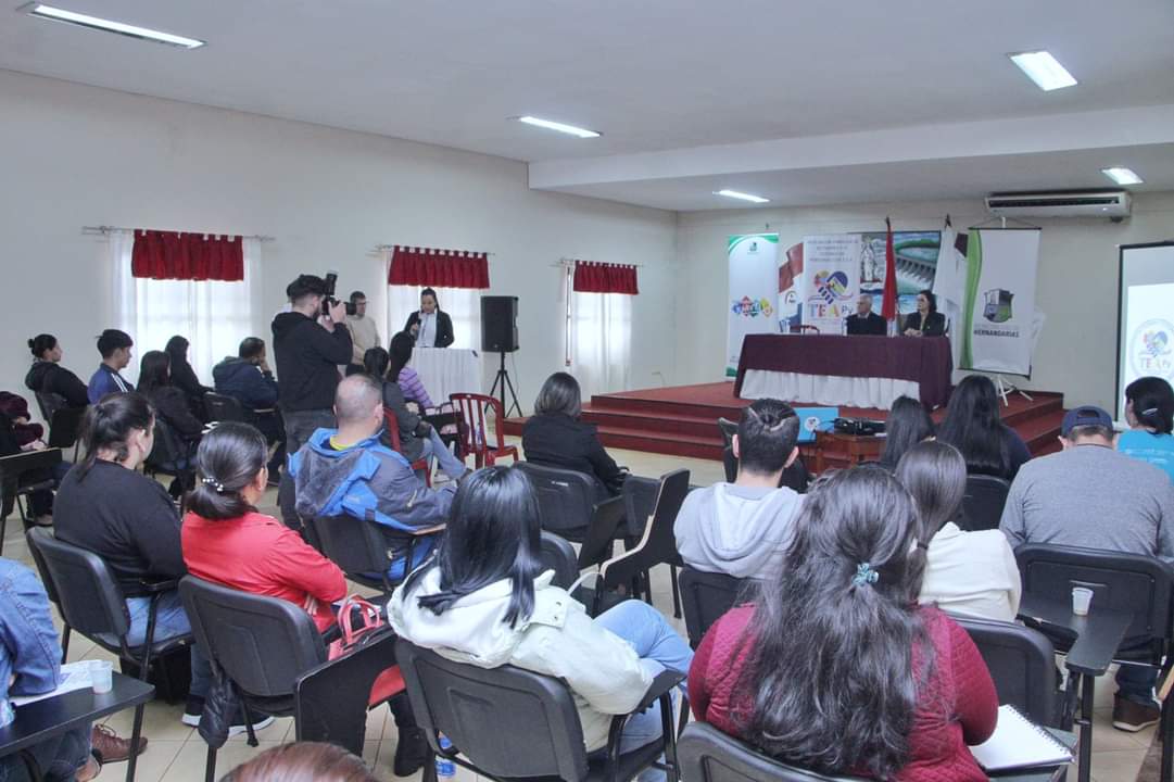 Capacitan a padres de familia sobre autismo en Hernandarias