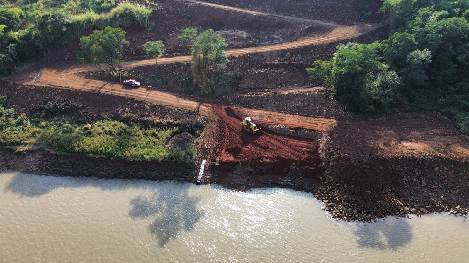 Avanza construcción de puente sobre el río Monday
