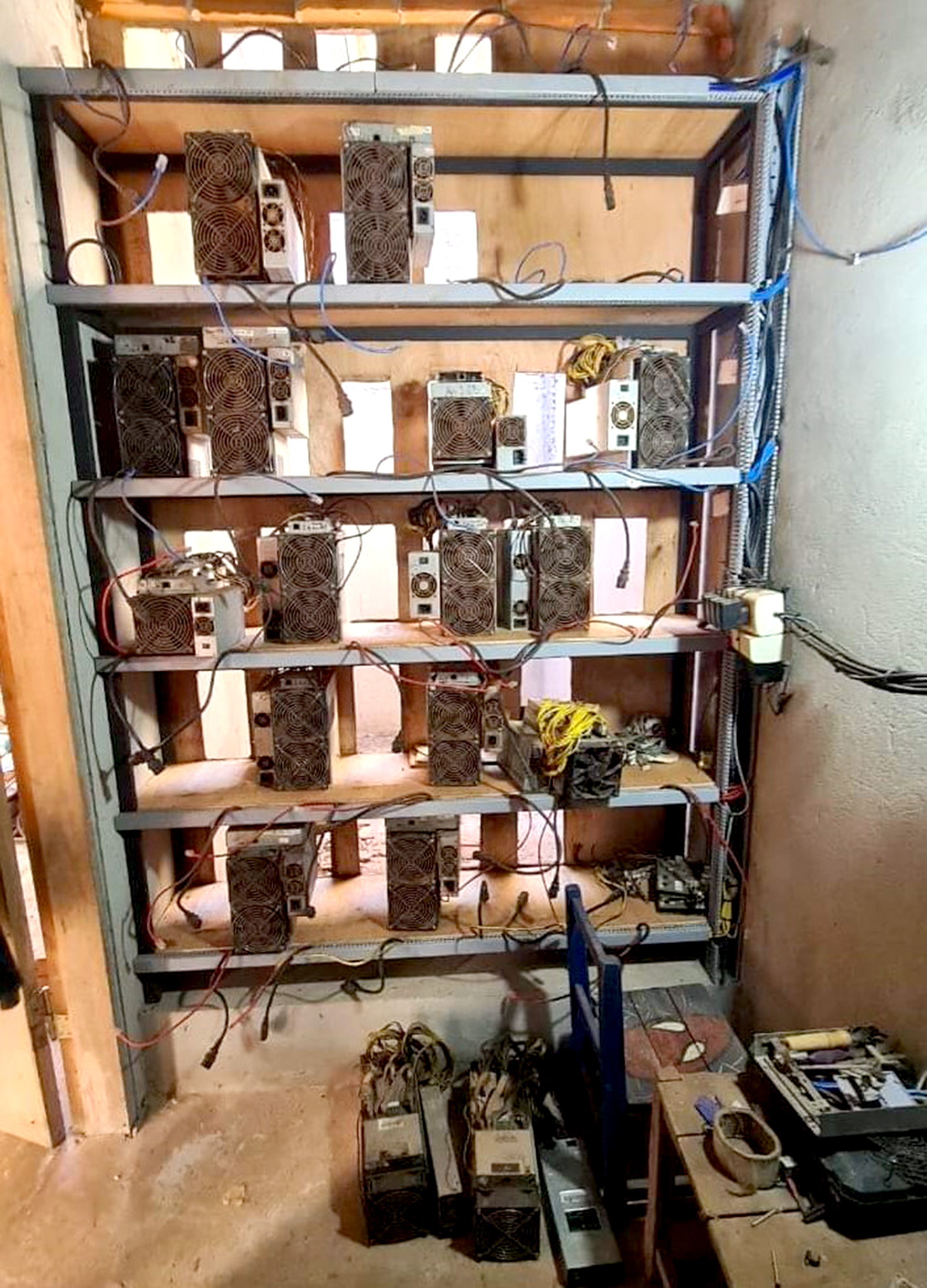 ANDE persigue a pequeñas mineradoras de  criptomonedas y las grandes operan libremente