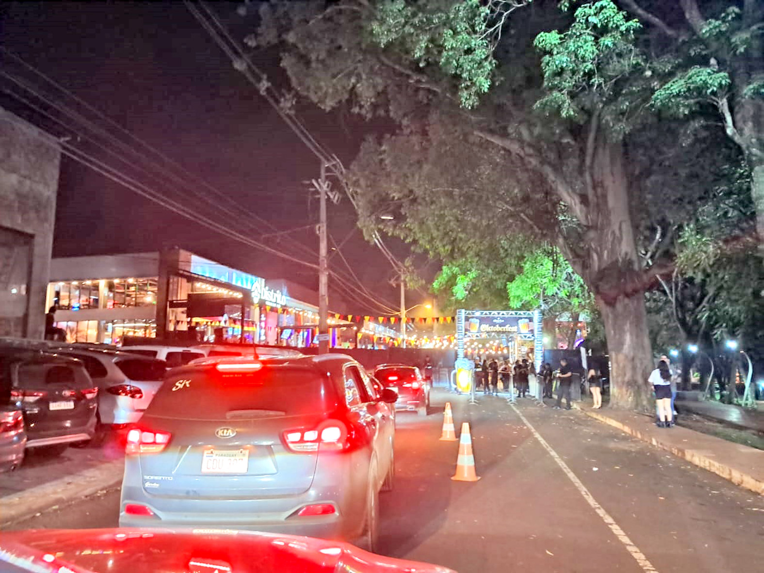 Bar Distrito cierra avenida y genera protesta de los vecinos