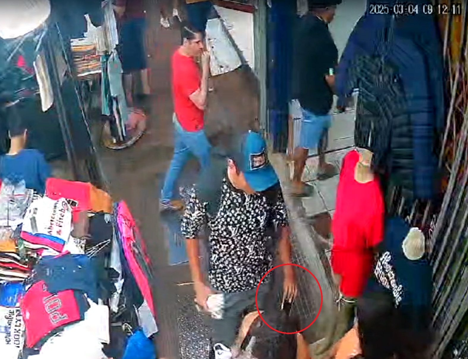 Ladrón disfrazado de vendedor ambulante es filmado robando celular a una turista