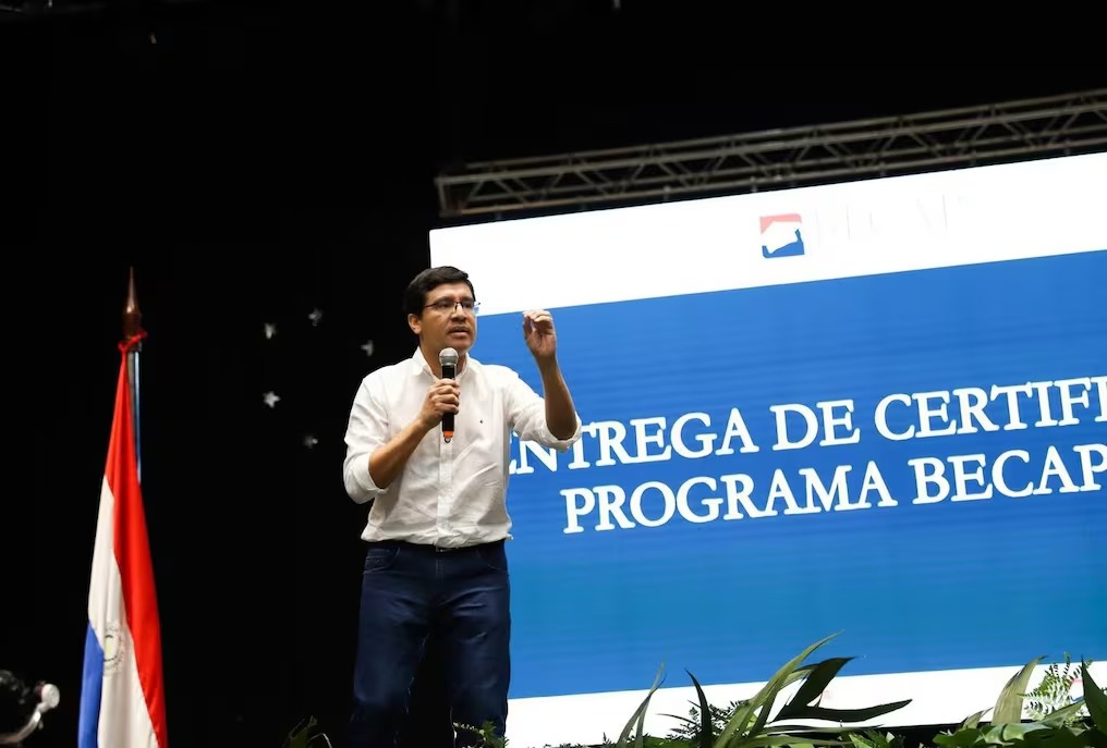 Gobernación entrega 1.000 becas universitarias y reafirma su compromiso con la educación