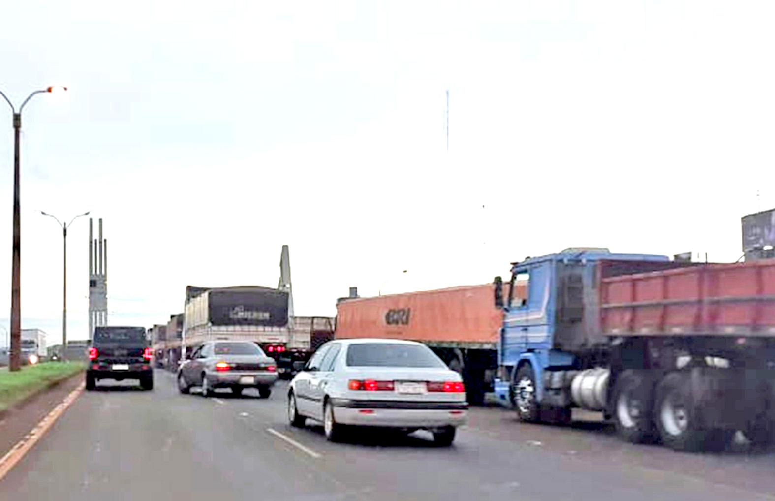 Fiscalía intima a la Patrulla Caminera por criminal inacción ante camiones estacionados en doble fila