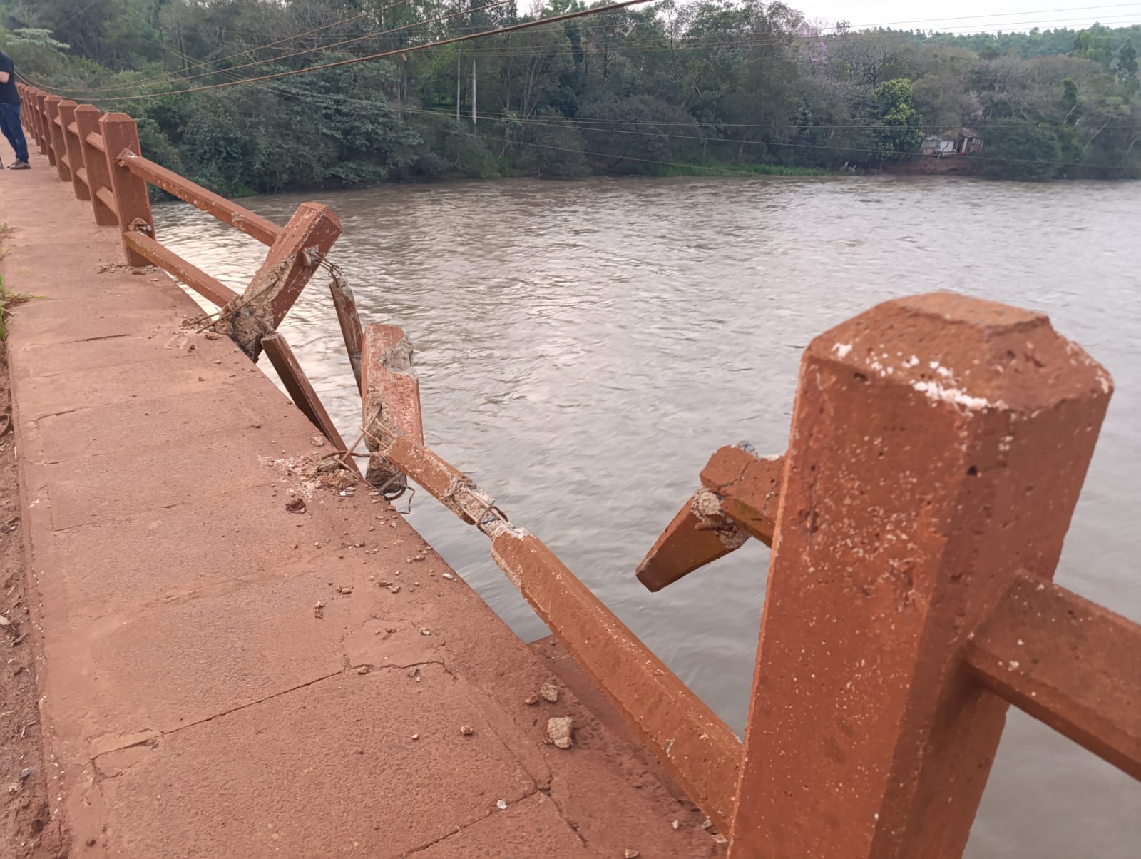 Franqueños urgen reparación de puente sobre el río Monday