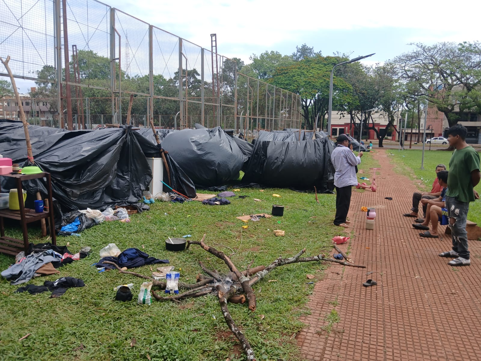 Tras desalojo, nativos siguen en el parque Alejo García