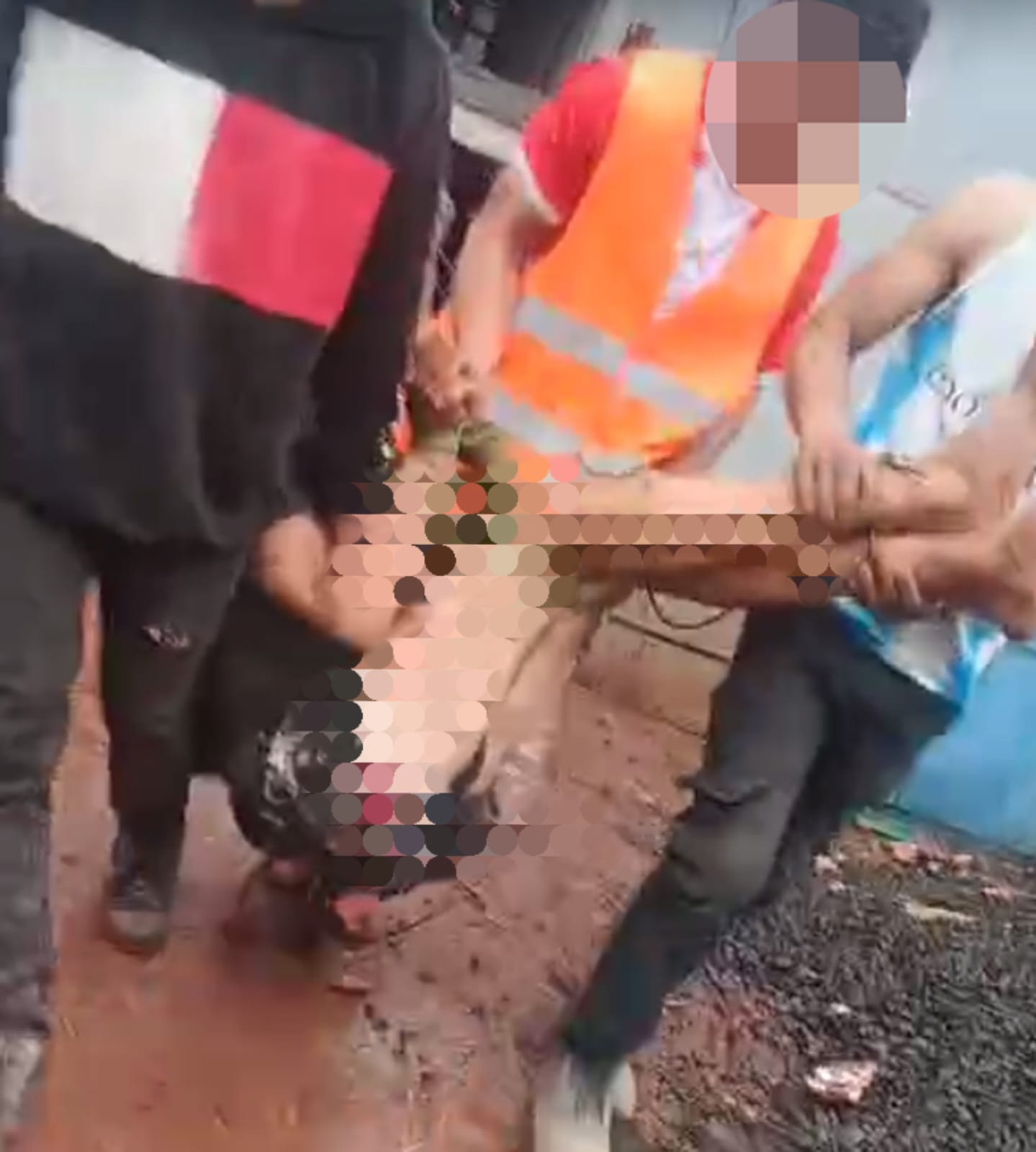 Presunto ladrón es atrapado, maniatado y  arrojado a un contenedor de basura en CDE