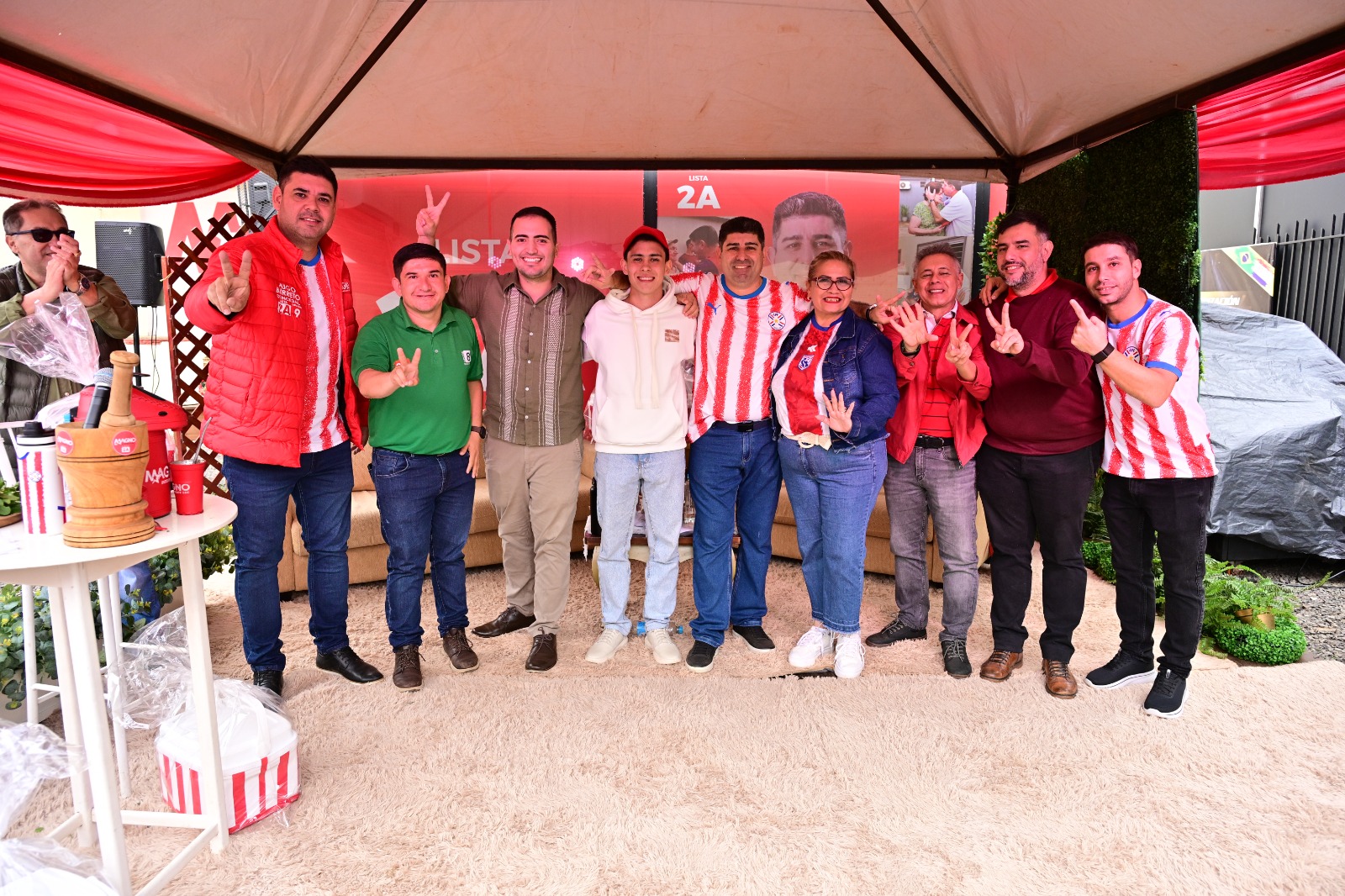 Magno Álvarez realizó un cierre de campaña  diferente y se sumó a la fiebre mundialista