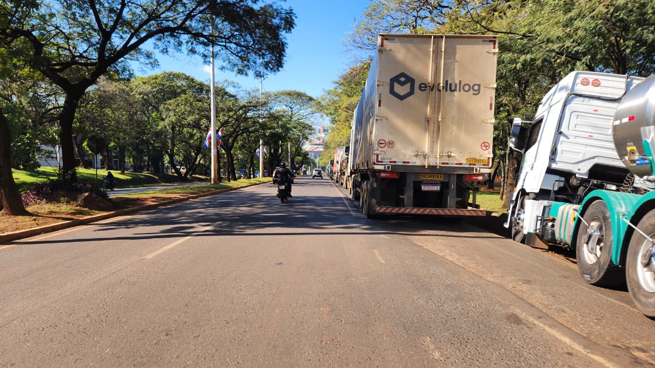 Vuelve la preocupación por camioneros estacionados en banquina de la PY02