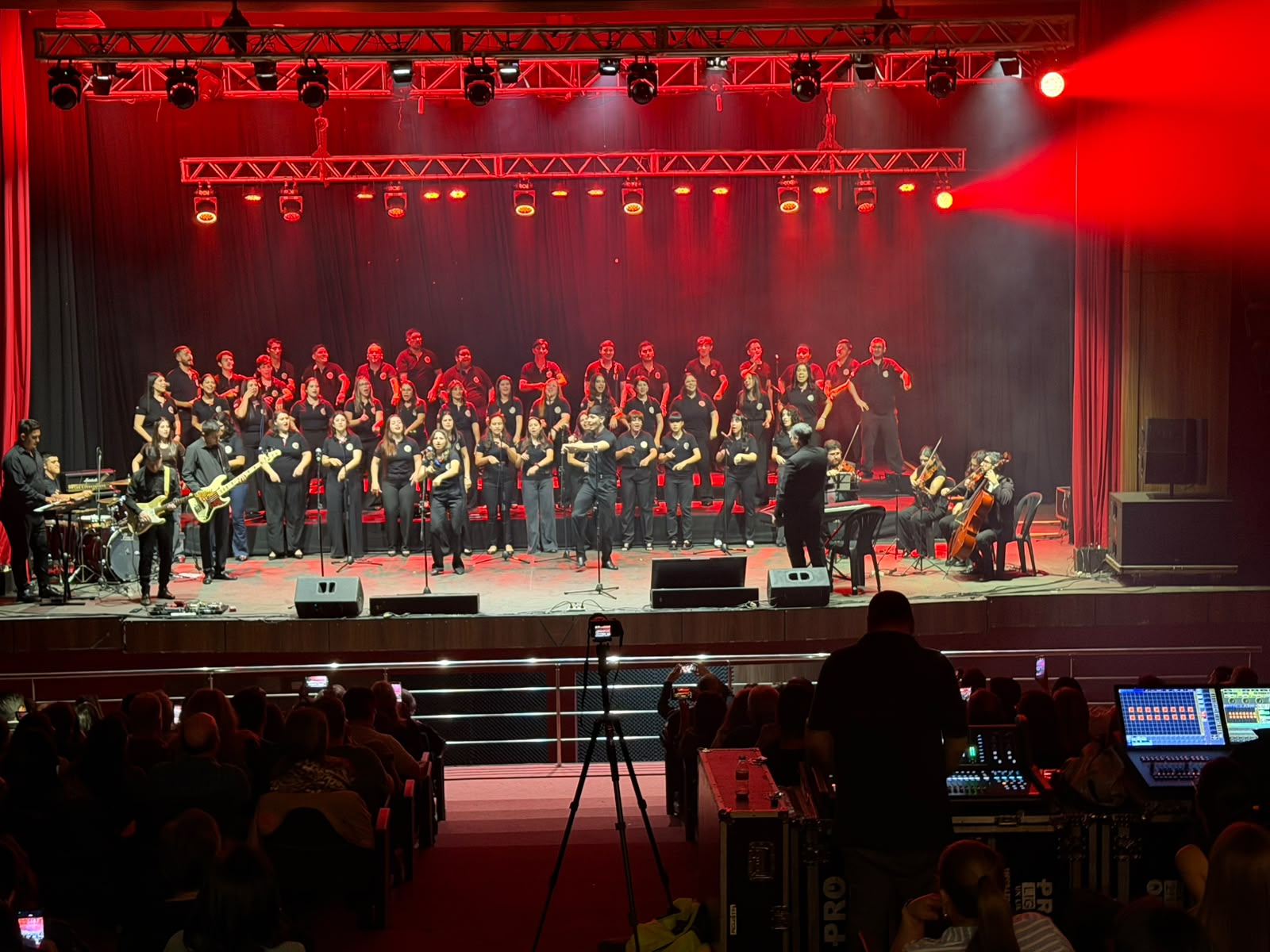 Gala Coral Pop Lírica llenó el Mangoré y recibió ovaciones de pie del público