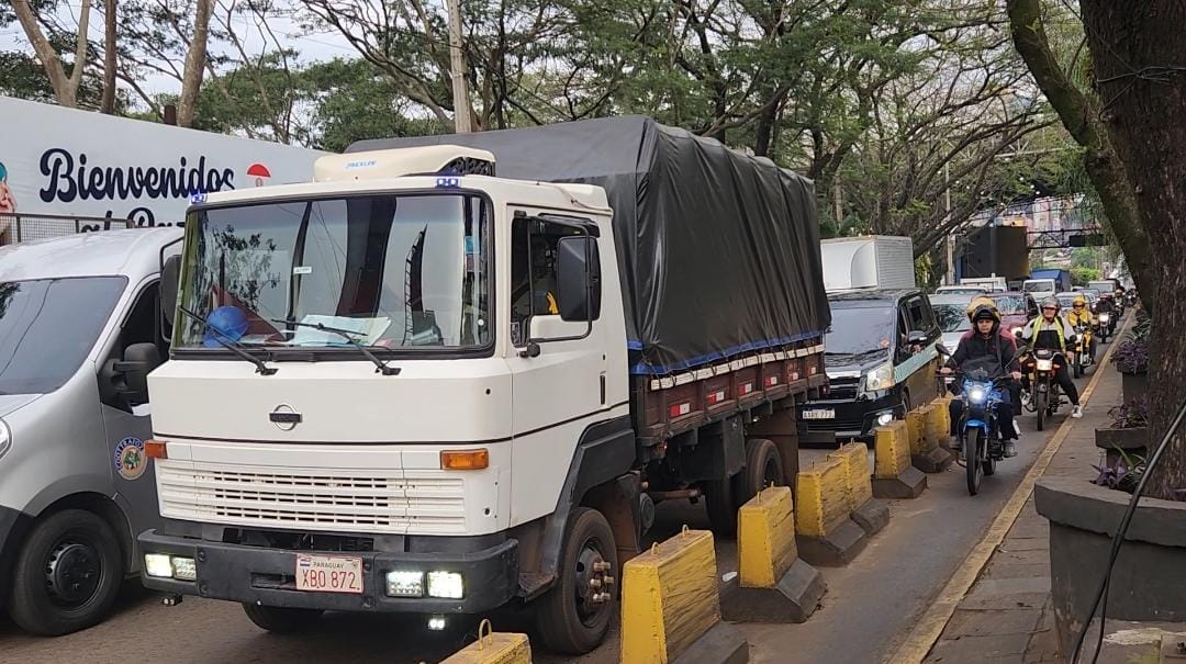Se truncó el paso de camioncitos por el Puente de la Integración y vuelven por el de la Amistad